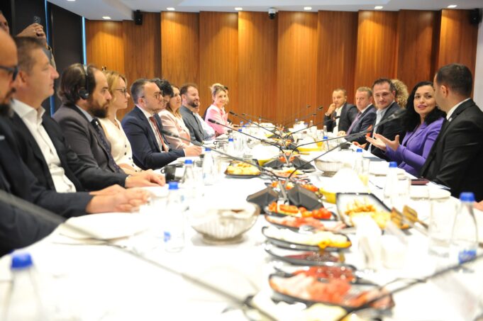 presidentja-osmani-takon-strukturat-udheheqese-te-odes-ekonomike-amerikane