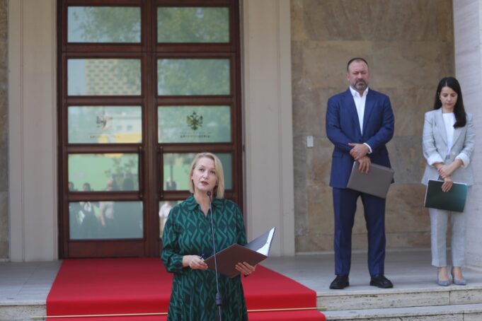 nga-rregullat-e-administrates,-te-shendetesia,-pagat-ne-bashki-dhe-produktet-organike-–-qeveria-miraton-disa-vendime