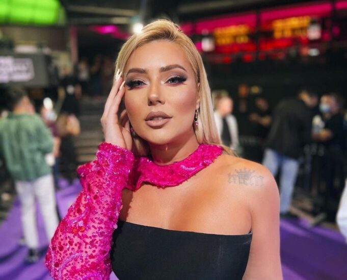 “po-ik-o-zemra-anej”,-kujt-po-i-drejtohet-me-keto-fjale-ronela-hajati?