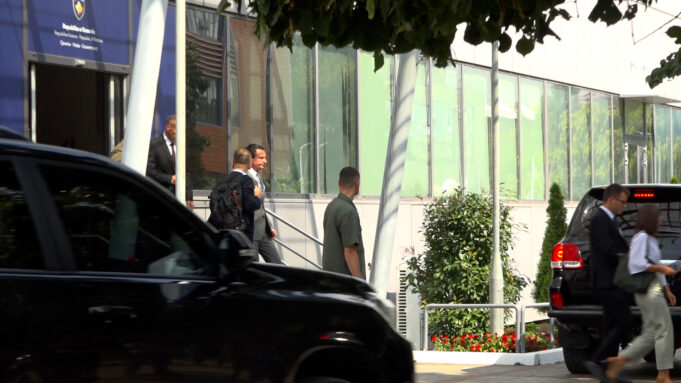 kurti-largohet-nga-qeveria-pa-e-thene-asnje-fjale-pas-takimit-me-ambasadoret