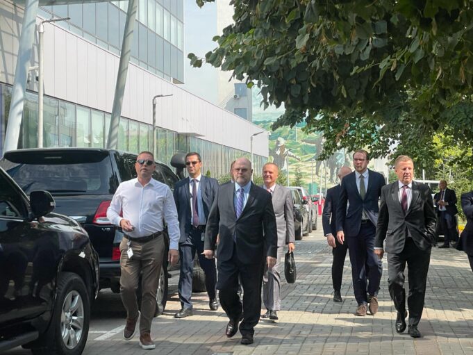 hovenier-pas-takimit-me-kurtin:-quint-i-dhe-nato-nuk-e-mbeshtesin-hapjen-e-ures-se-ibrit