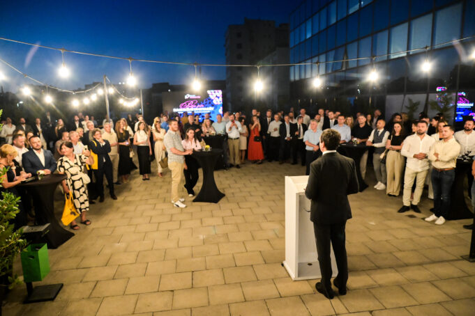 kryeministri-kurti-organizoi-pritje-per-bashkatdhetare-ne-ballkonin-e-hapur-te-qeverise