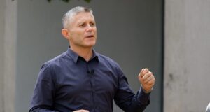 Ura Ibrit, ish-kryeinspektori i AKI-së: S’e besoj që Kurti do vendos për konfrontim mes Policisë dhe KFOR-it ura-ibrit,-ish-kryeinspektori-i-aki-se:-s’e-besoj-qe-kurti-do-vendos-per-konfrontim-mes-policise-dhe-kfor-it