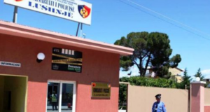 Gjendet pa shenja jete 60-vjeçari në Lushnjë, dyshohet për asfiksi gjendet-pa-shenja-jete-60-vjecari-ne-lushnje,-dyshohet-per-asfiksi