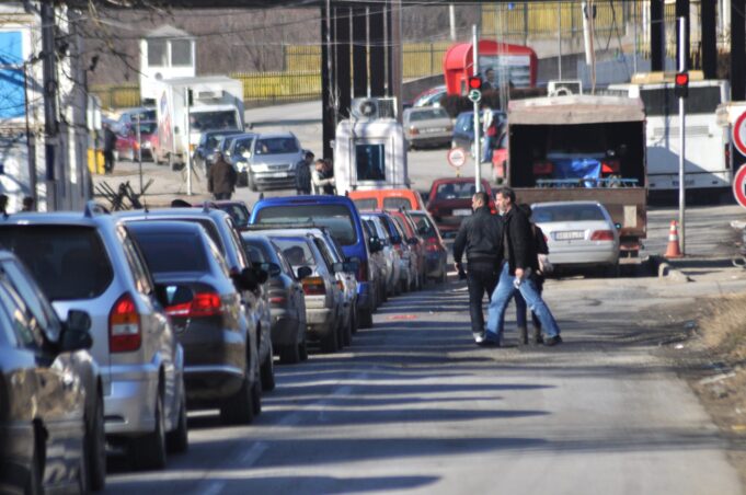 pritje-deri-ne-nje-ore-per-te-hyre-nga-dheu-i-bardhe