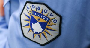 Policia liron dy politikanët serbë që ishin arrestuar pasi penguan lyerjen e grafiteve në urë policia-liron-dy-politikanet-serbe-qe-ishin-arrestuar-pasi-penguan-lyerjen-e-grafiteve-ne-ure