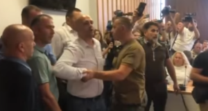 Serbët përplasen verbalisht me Elshanin para debatit për Urën e Ibrit serbet-perplasen-verbalisht-me-elshanin-para-debatit-per-uren-e-ibrit