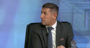 Avokati Smakiqi: Të ndalohen rrjetet sociale si TikTok, Instagram e Youtube për të miturit në Kosovë avokati-smakiqi:-te-ndalohen-rrjetet-sociale-si-tiktok,-instagram-e-youtube-per-te-miturit-ne-kosove