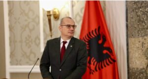 Hasani jep njoftimin se ku mund të merret deklarata noteriale për udhëtimin e fëmijëve me njërin prind hasani-jep-njoftimin-se-ku-mund-te-merret-deklarata-noteriale-per-udhetimin-e-femijeve-me-njerin-prind