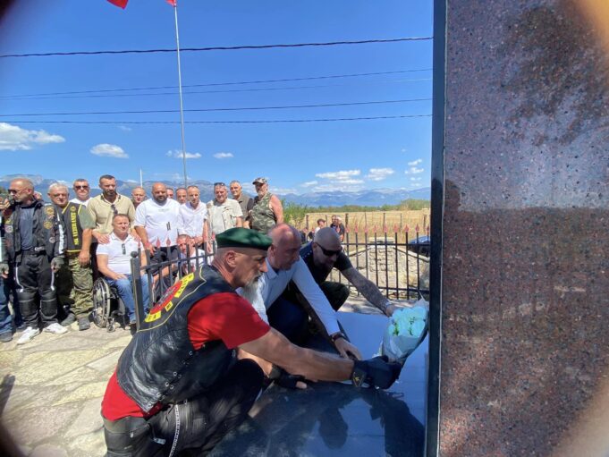 veteranet-kroat-bejne-homazhe-tek-varri-i-bekim-berishes-abejes