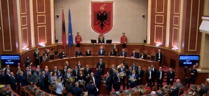 gjoba-“te-majme”-per-deputetet-qe-munguan-ne-kuvendin-e-shqiperise-gjate-korrikut