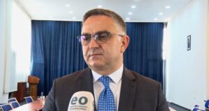 Tahiri e quan Kurtin ‘mashtrues të sofistikuar’: Dëshiron të mos diskutohen dështimet e tij 4-vjeçare tahiri-e-quan-kurtin-‘mashtrues-te-sofistikuar’:-deshiron-te-mos-diskutohen-deshtimet-e-tij-4-vjecare