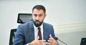 Krasniqi pyet Lajçakun pse BE-ja e ndryshoi qëndrimin për Urën e Ibrit krasniqi-pyet-lajcakun-pse-be-ja-e-ndryshoi-qendrimin-per-uren-e-ibrit