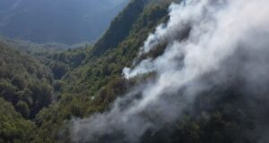 Zjarr në afërsi të Thethit, në ndihmë edhe 30 ushtarë zjarr-ne-afersi-te-thethit,-ne-ndihme-edhe-30-ushtare