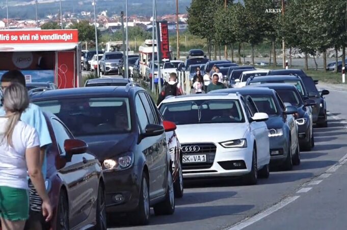 shtohet-fluksi-i-automjeteve-ne-dalje-te-pikave-kufitare,-ne-merdar-po-pritet-deri-ne-4-ore