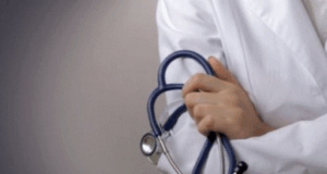 Nën hetim 2 mjeke të spitalit të Korçës pas vdekjes së një 61-vjeçareje, kallëzohen nga familjarët nen-hetim-2-mjeke-te-spitalit-te-korces-pas-vdekjes-se-nje-61-vjecareje,-kallezohen-nga-familjaret