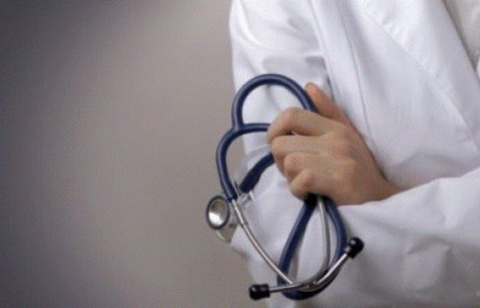 nen-hetim-2-mjeke-te-spitalit-te-korces-pas-vdekjes-se-nje-61-vjecareje,-kallezohen-nga-familjaret