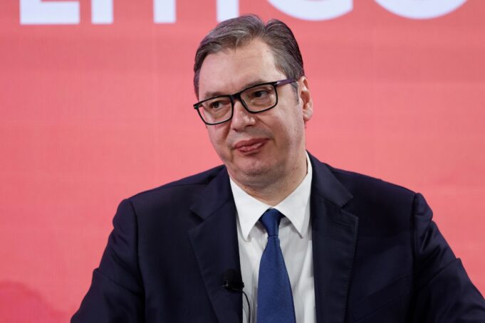 vucic:-pres-qe-kfor-i-ta-mbaje-fjalen-se-pa-marreveshje-s’do-te-hapet-ura-e-ibrit