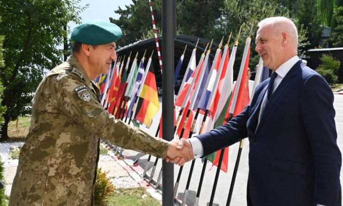 ndihmes-sekretari-i-pergjithshem-i-nato-s-diskuton-me-komandantin-e-kfor-it-per-situaten-e-sigurise-ne-kosove