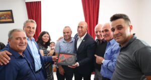 Haradinaj viziton familjen që i ishin vrarë katër anëtarë në ditën e Bajramit haradinaj-viziton-familjen-qe-i-ishin-vrare-kater-anetare-ne-diten-e-bajramit