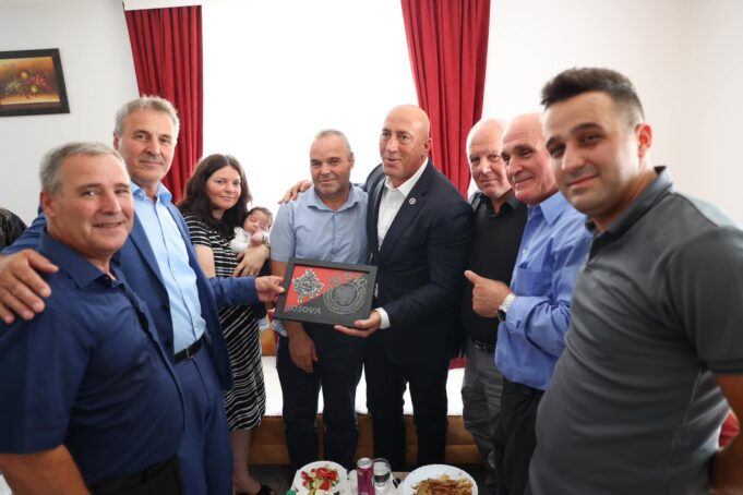 haradinaj-viziton-familjen-qe-i-ishin-vrare-kater-anetare-ne-diten-e-bajramit