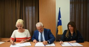 Haxhiu e Sveçla në Veri, nënshkruajnë marrëveshjen për strehimoren e viktimave të dhunës në Mitrovicë haxhiu-e-svecla-ne-veri,-nenshkruajne-marreveshjen-per-strehimoren-e-viktimave-te-dhunes-ne-mitrovice