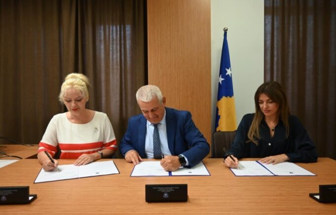 haxhiu-e-svecla-ne-veri,-nenshkruajne-marreveshjen-per-strehimoren-e-viktimave-te-dhunes-ne-mitrovice