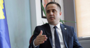 Për Selmanajn s’ka dilema: S’mundesh me qenë edhe me Amerikën dhe me përkrahë Albin Kurtin per-selmanajn-s’ka-dilema:-s’mundesh-me-qene-edhe-me-ameriken-dhe-me-perkrahe-albin-kurtin