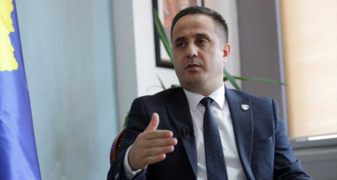 per-selmanajn-s’ka-dilema:-s’mundesh-me-qene-edhe-me-ameriken-dhe-me-perkrahe-albin-kurtin