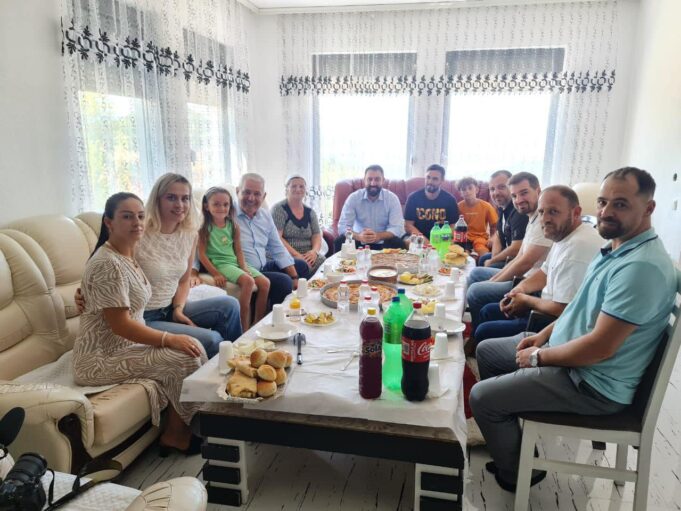 ministrat-svecla-e-krasniqi-vizitojne-familjet-qe-iu-ndertuan-shtepi-ne-veri