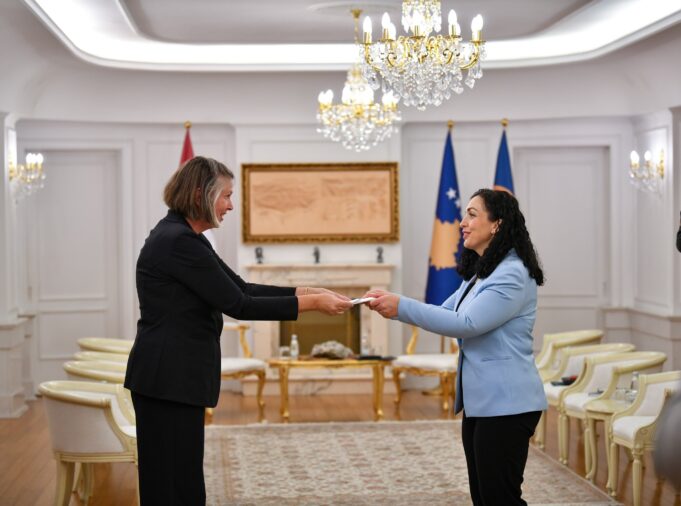 osmani-pranon-letrat-kredenciale-nga-ambasadorja-e-re-e-holandes,-karin-boven