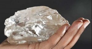 Diamanti i dytë më i madh në histori zbulohet në Botsvana diamanti-i-dyte-me-i-madh-ne-histori-zbulohet-ne-botsvana