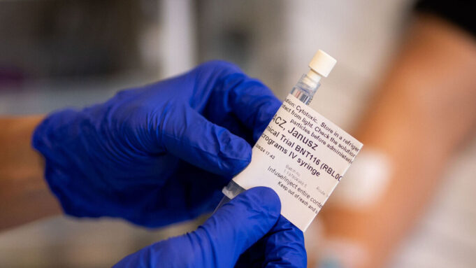 ne-7-vende-nis-testimi-i-vaksines-se-pare-ne-bote-mrna-kunder-kancerit-te-mushkerive