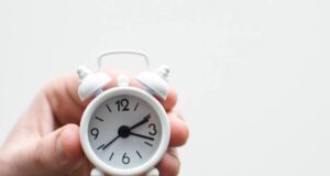 Ata që zgjohen herët më produktivë dhe të kënaqur ata-qe-zgjohen-heret-me-produktive-dhe-te-kenaqur