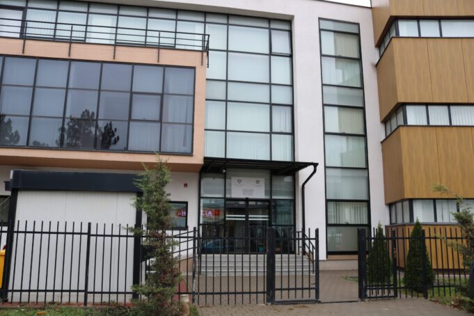 tre-persona-akuzohen-se-mashtruan-per-punesim-ne-bazat-ushtarake-amerikane,-perfituan-80-mije-euro