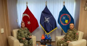 Admirali amerikan në Kosovë, takohet me komandatin e KFOR-it dhe diskutojnë për sigurinë në rajon admirali-amerikan-ne-kosove,-takohet-me-komandatin-e-kfor-it-dhe-diskutojne-per-sigurine-ne-rajon