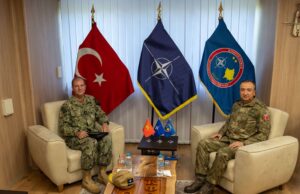 Admirali amerikan në Kosovë, takohet me komandatin e KFOR-it dhe diskutojnë për sigurinë në rajon admirali-amerikan-ne-kosove,-takohet-me-komandatin-e-kfor-it-dhe-diskutojne-per-sigurine-ne-rajon
