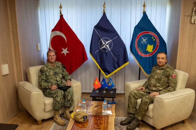 admirali-amerikan-ne-kosove,-takohet-me-komandatin-e-kfor-it-dhe-diskutojne-per-sigurine-ne-rajon