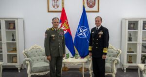 Admirali i NATO-s në Beograd për t’u siguruar që “komunikimi mbetet i hapur për adresimin e dinamikave komplekse në rajon” admirali-i-nato-s-ne-beograd-per-t’u-siguruar-qe-“komunikimi-mbetet-i-hapur-per-adresimin-e-dinamikave-komplekse-ne-rajon”