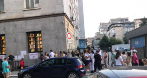 Prindër e fëmijë presin në radhën e gjatë për t’i blerë librat prinder-e-femije-presin-ne-radhen-e-gjate-per-t’i-blere-librat