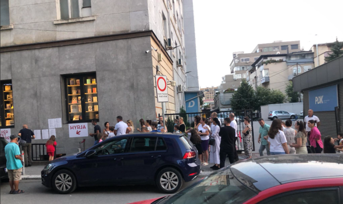 prinder-e-femije-presin-ne-radhen-e-gjate-per-t’i-blere-librat