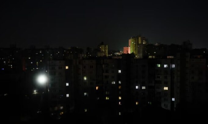 ukraina-pergatitet-per-nderprerje-dimerore-te-energjise-elektrike,-pas-sulmeve-ruse-ne-sektorin-e-energjise