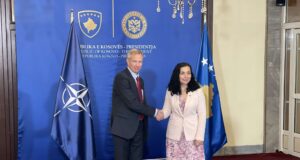 Ndihmës Sekretari i NATO-s me porosi: Veprimet e pakoordinuara në veri shtojnë rrezikun për dhunë dhe rrezikojnë KFOR-in ndihmes-sekretari-i-nato-s-me-porosi:-veprimet-e-pakoordinuara-ne-veri-shtojne-rrezikun-per-dhune-dhe-rrezikojne-kfor-in