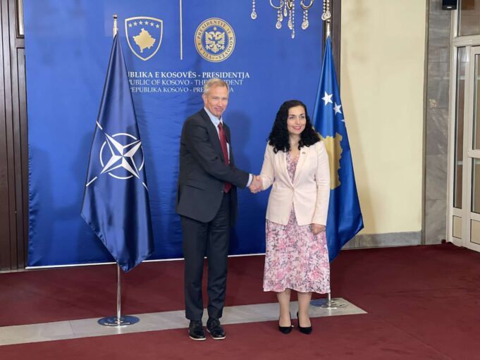 ndihmes-sekretari-i-nato-s-me-porosi:-veprimet-e-pakoordinuara-ne-veri-shtojne-rrezikun-per-dhune-dhe-rrezikojne-kfor-in