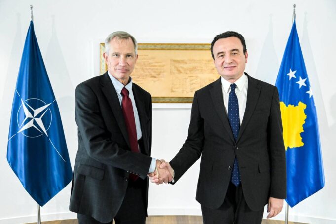 kurti-i-tregon-zyrtarit-te-larte-te-nato-s-si-po-i-zmbrapsin-sulmet-e-serbise