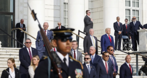 Ushtria amerikane konfirmon se punonjësi i varrezave në Arlington është “shtyrë” nga stafi i Trump ushtria-amerikane-konfirmon-se-punonjesi-i-varrezave-ne-arlington-eshte-“shtyre”-nga-stafi-i-trump