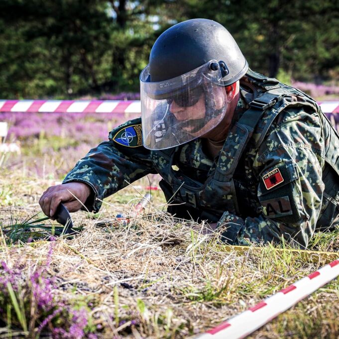 nato-certifikon-ekspertet-shqiptare-te-asgjesimit-te-mjeteve-shperthyese