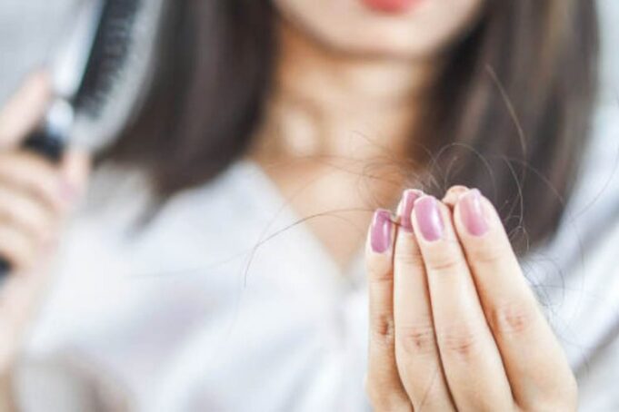 roli-i-tiroides-ne-renien-e-flokeve-dhe-trajtimet-natyrale-qe-ju-ndihmojne