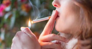 6 ushqime që largojnë nikotinën nga trupi 6-ushqime-qe-largojne-nikotinen-nga-trupi