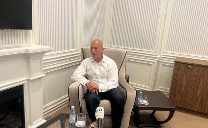 haradinaj:-qeveria-ne-vend-qe-te-behej-aleate-e-mesimdhenesve,-ajo-i-ka-goditur-ne-xhep-e-ne-dinjitet